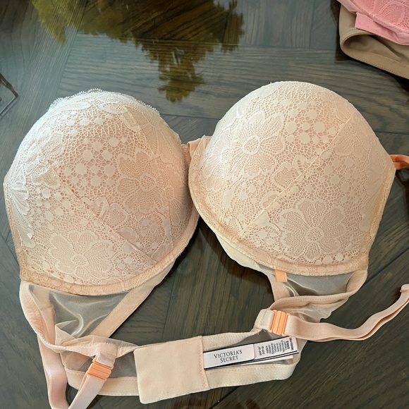 VS bras, 38 DDD, each 10.00$, will bundle all 26.00$. Gently worn - Picture 3 of 3
